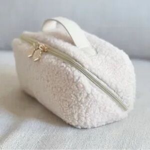 ✨SHISEIDO ✨makeup bag
- spacious 
- many pockets for organization